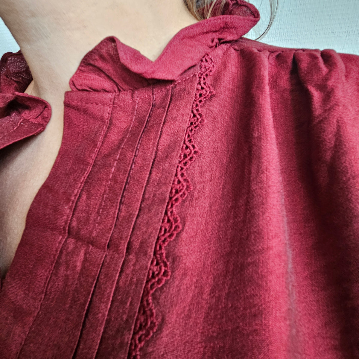 🌸 Blouse en Lyocell – Col victorien & dentelle