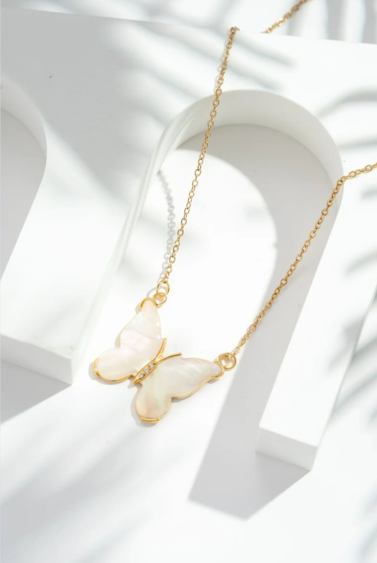 Collier doré papillon en nacre irisée 🦋✨