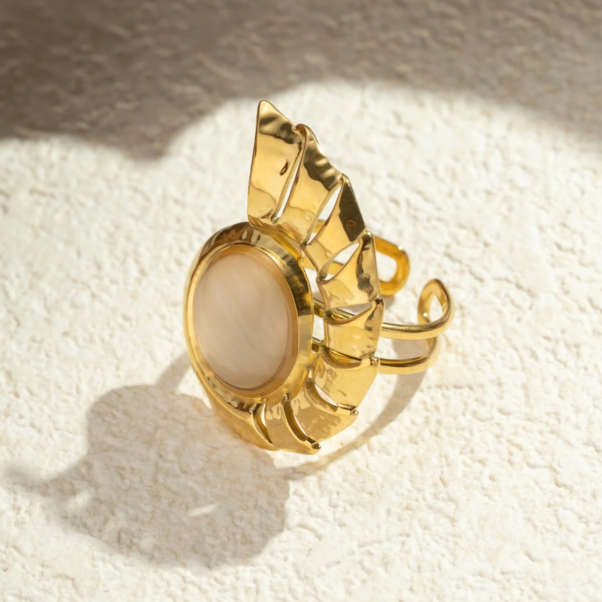 Bague dorée sculpturale avec pierre nacrée ✨