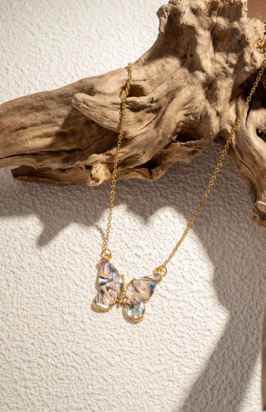 Collier doré papillon en nacre irisée 🦋✨