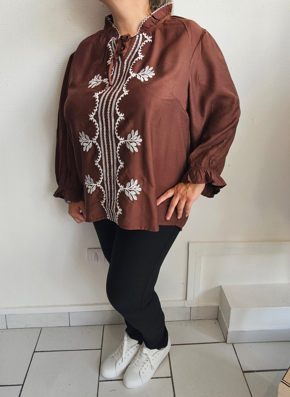 Blouse femme – Col victorien brodé