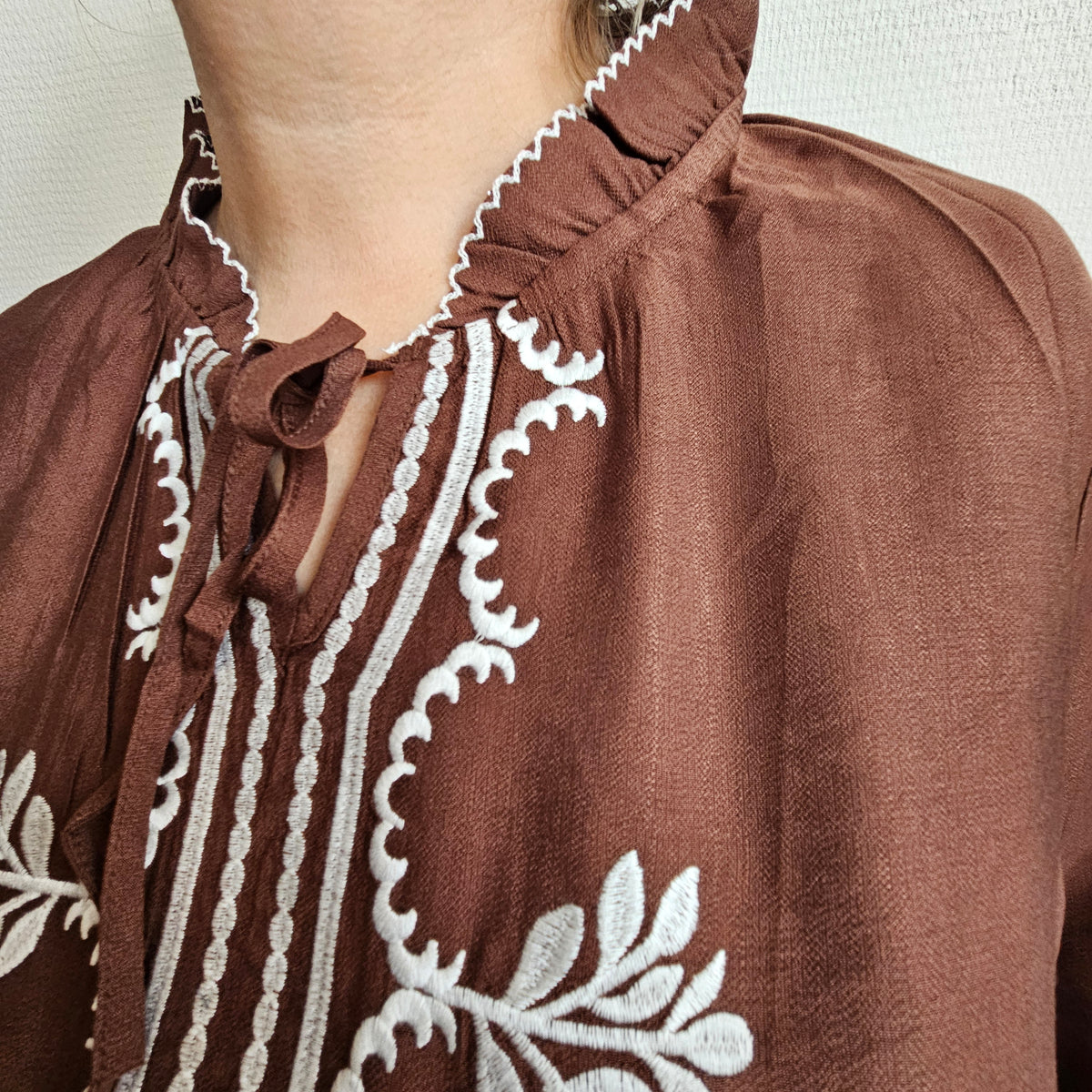 Blouse femme – Col victorien brodé